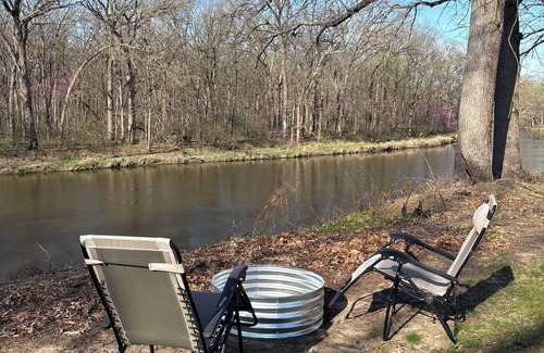 Delong Cabin | Krueger's cozy cabin in charming Monterey on the Tippecanoe River
