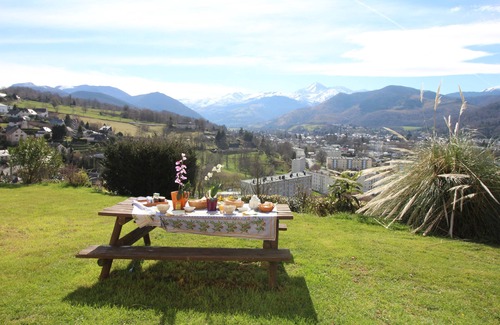 Bagneres-de-Bigorre Bed & Breakfast | Krys Chambre vue sur les Pyrenees et le pis du Midi