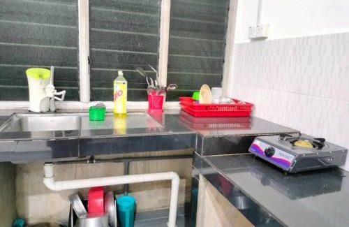 Kampung Gong Pipit House | KUALA TERENGGANU GUESTHOUSE-FREE WIFI-NEAR NASI DAGANG ATAS ToL-UNIT A-1 BILIK AIRCOND 2 BILIK KIPAS