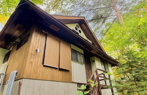 Handeki Onsen House | Kusatsu Onsen hot spring bath with free-flowing hot-spring water! 5 minutes by car to Yubatake! Stay in the spacious living room! Indoor barbecue available! All the movies you can watch on TV! High-speed Wi-Fi available! Large number of people possible