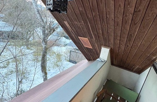 Handeki Onsen House | Kusatsu Onsen hot spring bath with free-flowing hot-spring water! 5 minutes by car to Yubatake! Stay in the spacious living room! Indoor barbecue available! All the movies you can watch on TV! High-speed Wi-Fi available! Large number of people possible