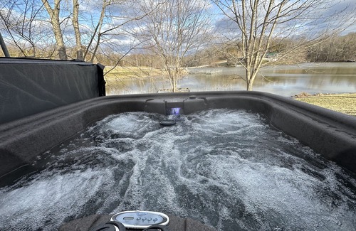 Chaplin House | KY BOURBON TRAIL LAKEFRONT HOUSE WITH DOCK SLEEPS 8! Year round Hot tub!