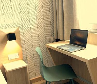 Martigues Hotel | Kyriad Martigues Sud