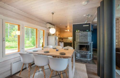 Kehys-Kainuu House | Lähderinne - 2 bedroom log cabin, private beach, wifi & sauna