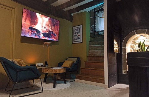 Guemene-sur-Scorff House | L'étreinte, Loveroom Avec spa et Sauna Privatifs au Centre de Guémené-sur-scorff