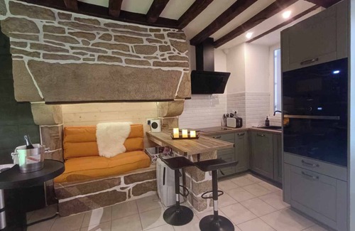 Guemene-sur-Scorff House | L'étreinte, Loveroom Avec spa et Sauna Privatifs au Centre de Guémené-sur-scorff