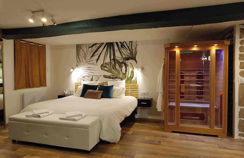 Guemene-sur-Scorff House | L'étreinte, Loveroom Avec spa et Sauna Privatifs au Centre de Guémené-sur-scorff