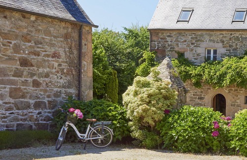 Saint-Quay-Perros House | L 'Abri de Marie, charming duplex gite 2 steps from the pink granite coast