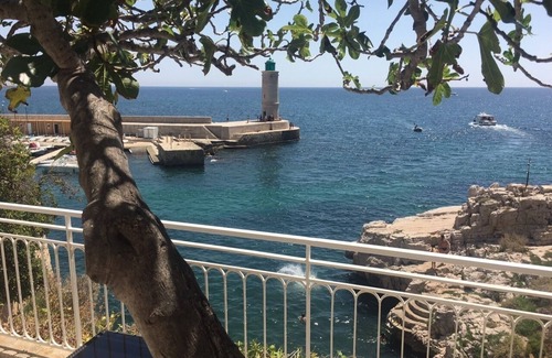 Cassis Apartment | L 'AIGUADE, an exceptional apartment on the rocks facing the lighthouse and the sea