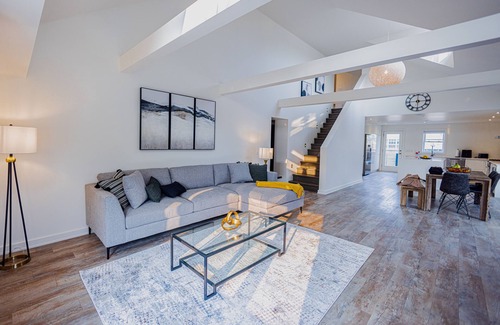 Downtown Apartment | L'amore in Paradise 15 Min to Falls 3 BED 2 Baths
