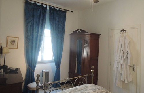 Limoux Apartment | L'Appartement Cour, pretty and spacious with private courtyard in Limoux centre
