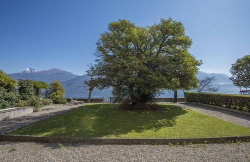 Menaggio Apartment | L'approdo: Menaggio, directly on the lake!