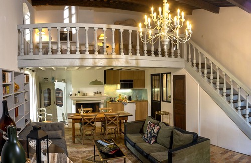 Cucuron House | L'Atelier, with its century-old oak trees and panoramic view of the Luberon region