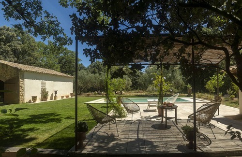 Cucuron House | L'Atelier, with its century-old oak trees and panoramic view of the Luberon region