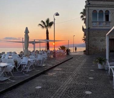 Marina di Caronia Apartment | L’attico del capitano: loft con terazza sul mare