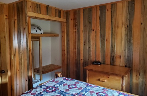 Clinton Cabin | L Diamond E Guest Cabin #1 Rural luxury close to everything.