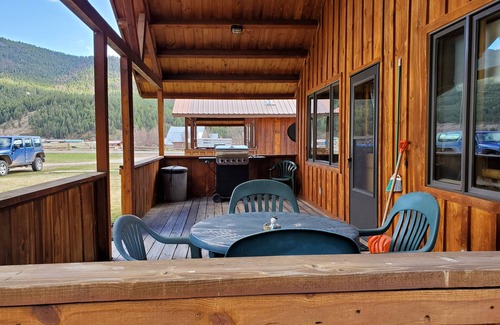 Clinton Cabin | L Diamond E Guest Cabin #2. Rural Luxury close to everything.