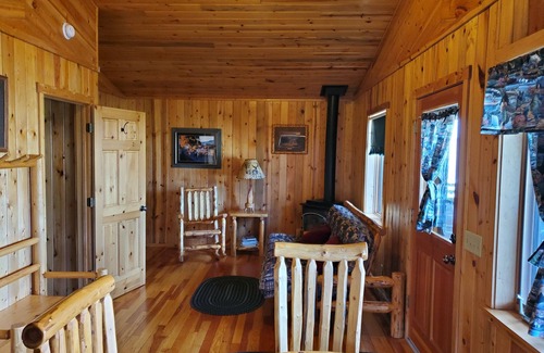 Clinton Cabin | L Diamond E Guest Cabin #2. Rural Luxury close to everything.