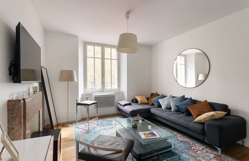 Bourg-l'Eveque Apartment | L'Ecrivain - Two Bedroom Apartment, Sleeps 4