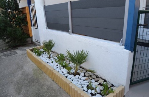 Fos-sur-Mer Apartment | L' Escale, appartement climatisé à 50 mètres de la plage avec WIFI et Box Tv