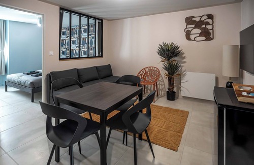 Blois Apartment | L'Esprit d'Herbin : An abstract stay in Blois