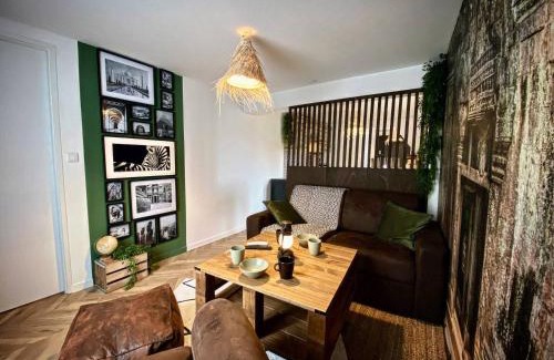 Villeneuve-sur-Yonne Apartment | L'Expédition - By BEST KEYS - Expérience Unique - Déco Immersive - Lit Queen Size & Canapé Convertible - Centre Ville - Smart TV - Machine à Café Nespresso - Netflix & WiFi ILLIMITÉ - Check-in Autonome - Parking Gratuit