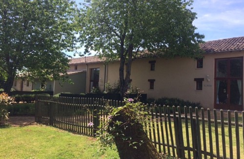 Sauze-Vaussais Cottage | L'Hirondelle: a pretty gite with pool and lovely gardens