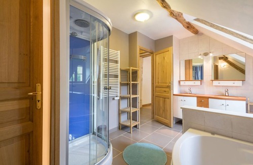 Lantilly House | l'Hirondelle the countryside in burgundy with swimming pool