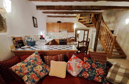 Villeneuve d'Aveyron House | L'Hydrangea - beautiful large stone and wood house in the countryside