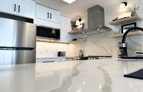 Panama City Beach Condo | 🏖L👀K~Beautifully Renovated🤩Beachfront FreeWiFi~Luxury Edition~1 King 🛏️+Bunks 5 ⭐️