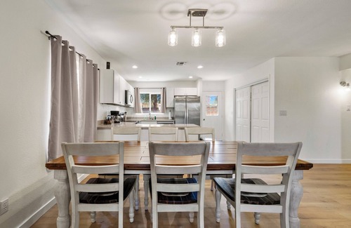 Sierra Vista House | l New l Fully Remodeled 3Br/2BTH l 1 min to Veterans Memorial Park l Central LOC