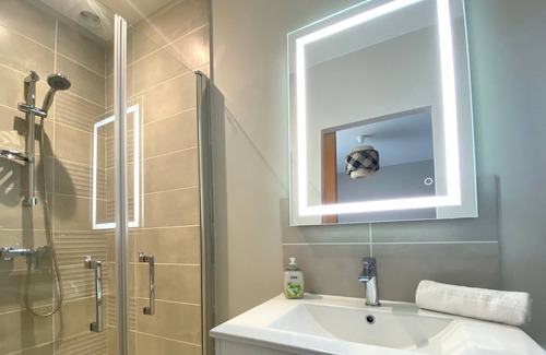 Arenes Romaines - Saint-Martin-du-Touch Apartment | L'Occitan - Studio climatisé avec parking