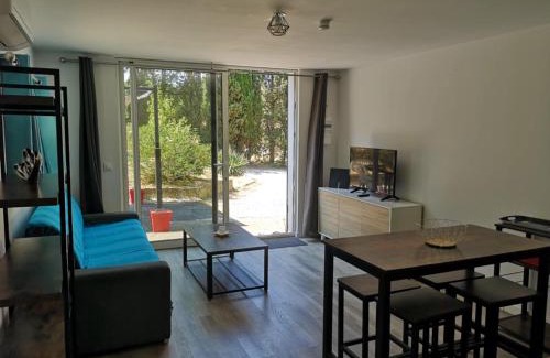 Saint-Mitre-les-Remparts Apartment | L'Olivier