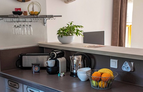 Preconil Apartment | L'Olivier, single-storey mazet, beautiful outdoor space and pergolas.
