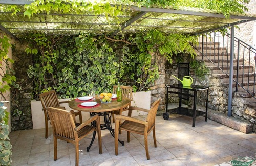 Preconil Apartment | L'Olivier, single-storey mazet, beautiful outdoor space and pergolas.