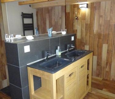 Serignac House | L'Oratori : chambre La Gabarre