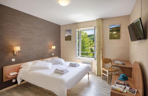 Salles-la-Source Hotel | L'OUSTAL Pont-les-Bains