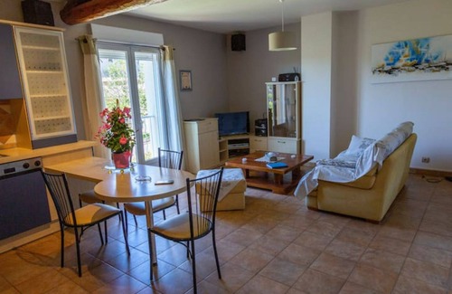 Chateauneuf-de-Gadagne House | L'Oustau de Famiho Air-conditioned gite in renovated farmhouse near Avignon swimming pool