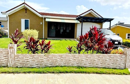 Falmouth House | L&V's Paradise Vacation Home with pool & gym 3