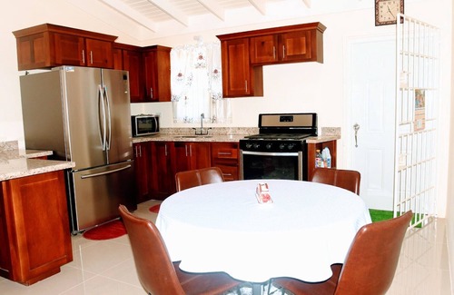 Falmouth House | L&V's Paradise Vacation Home with pool & gym 2