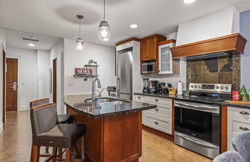 Canmore Resort | L109-HotTub/Pool/KingBed/Gym/FreeParking/2BR/Sleep6