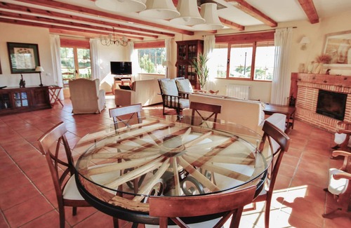 Ciruelos de Cervera House | La Calandria Villa, Ribera DUERO & RIOJA wine, 9BD, Pool, Padel, BBQ