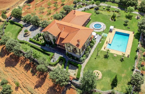 Ciruelos de Cervera House | La Calandria Villa, Ribera DUERO & RIOJA wine, 9BD, Pool, Padel, BBQ