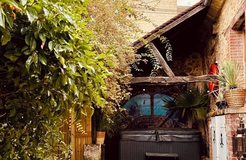 Montreuil-sur-Therain House | La cachette des pirates/unusual accommodation Jacuzzi, movies and popcorn!