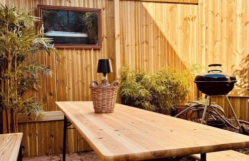 Montreuil-sur-Therain House | La cachette des pirates/unusual accommodation Jacuzzi, movies and popcorn!