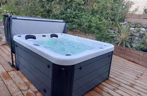 Bruniquel Apartment | La Cachette des Amoureux, Charming Stone House with Jacuzzi