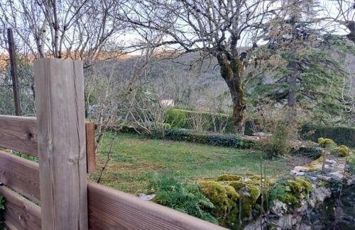 Bruniquel Apartment | La Cachette des Amoureux, Charming Stone House with Jacuzzi