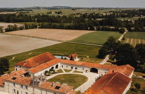 Reaux Apartment | La Cannonerie: Gîte in the heart of the Cognac vineyards with swimming pool.