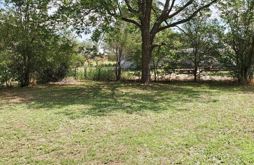 Shamrock House | La Casa Amarilla - a cozy home in Friendly Small Texan Town