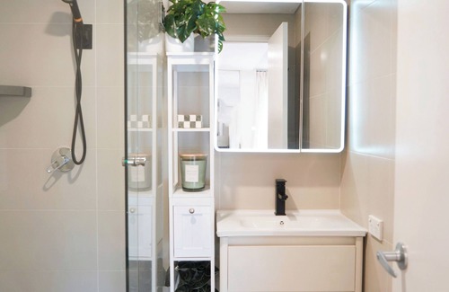 Bondi Junction Apartment | La Casa Bondi- AC/Rooftop Pool/Designer Style -6 mins bus ride to Bondi Beach